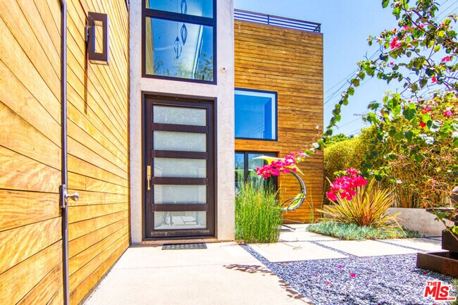 Foto del edificio - 2345 27th St