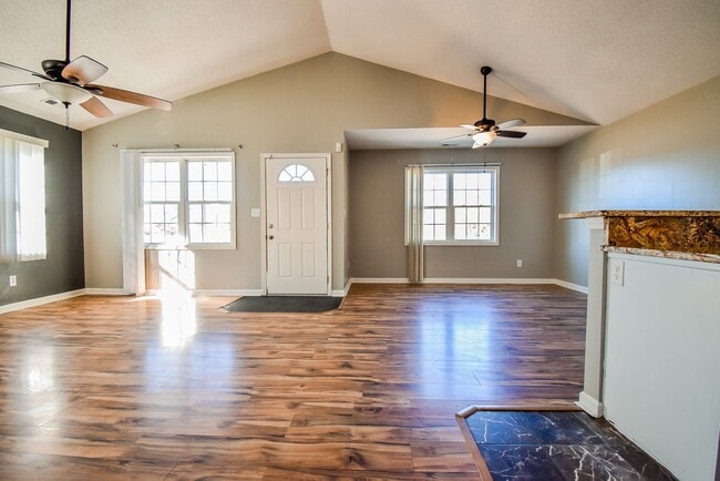 Building Photo - Adorable home in Hubert!