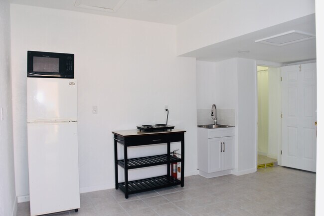 Cocina pequeña y puerta del baño - 851 SW 49th Ter
