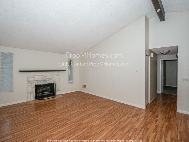 Building Photo - Beautiful Three Bedroom Home w/ Fenced Yar...