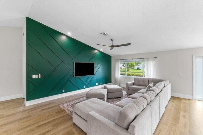 Foto del edificio - 4593 Ellwood Dr