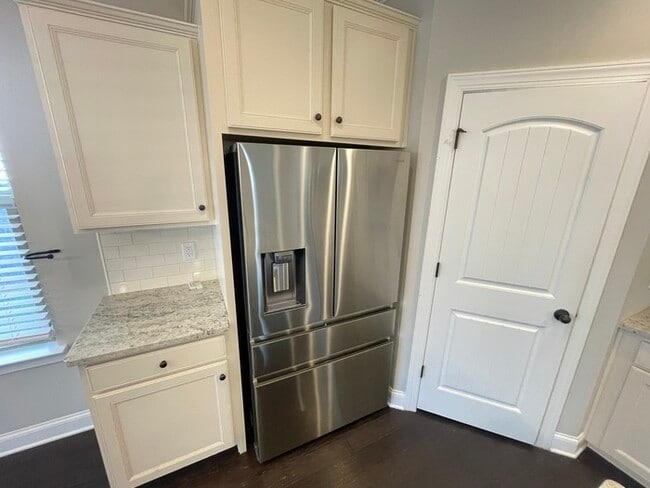 Building Photo - Ashcrest home with 3 bedrooms, nice kitchen!