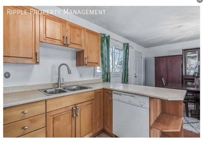 Building Photo - SPACIOUS 3 BEDS, 1.5 BATHS MAIN FLOOR | PRIVATE FENCED BACKYARD