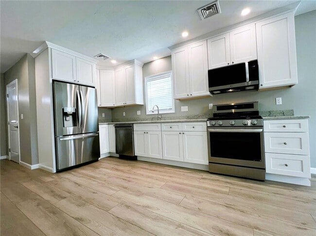 Building Photo - 578 Elm St