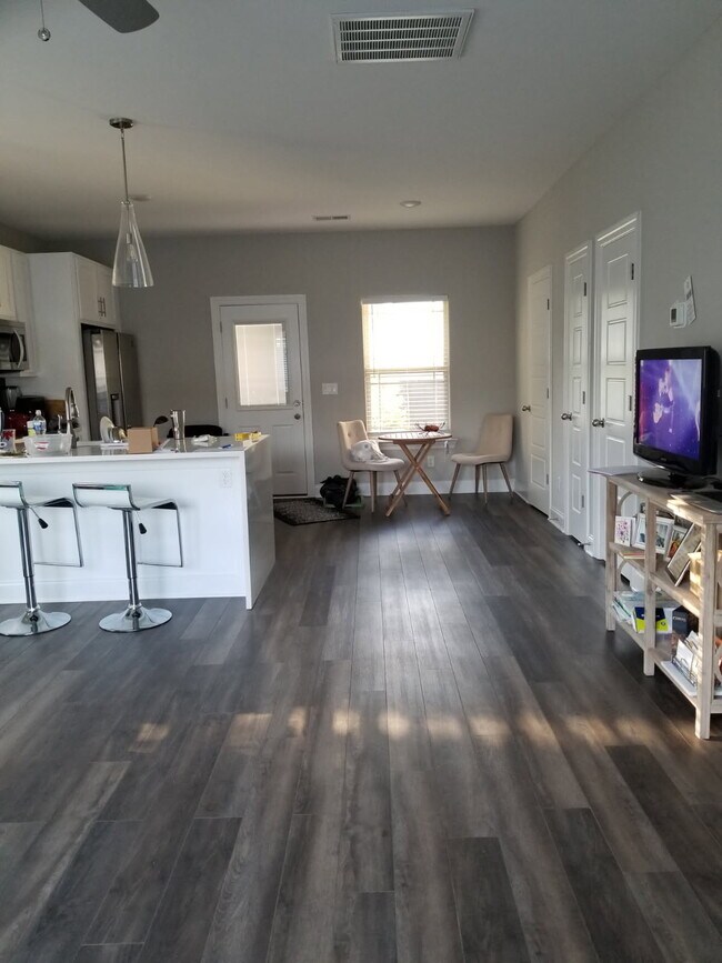 Foto del edificio - 555 Gresham Ln