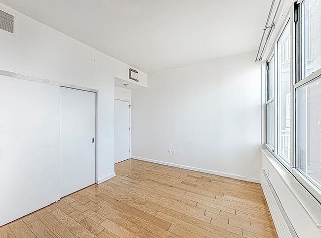 Building Photo - 50 Oceana Dr W