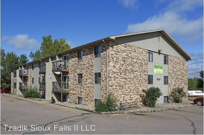 Building Photo - 3 br, 1 bath Apartment - 221 N. Cleveland