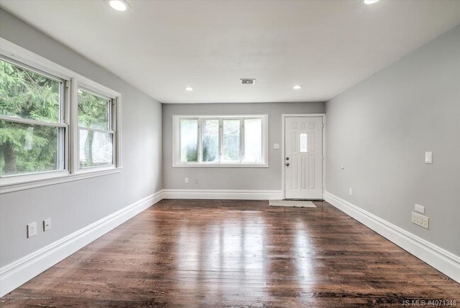 Foto del edificio - 434 Forrest Ave