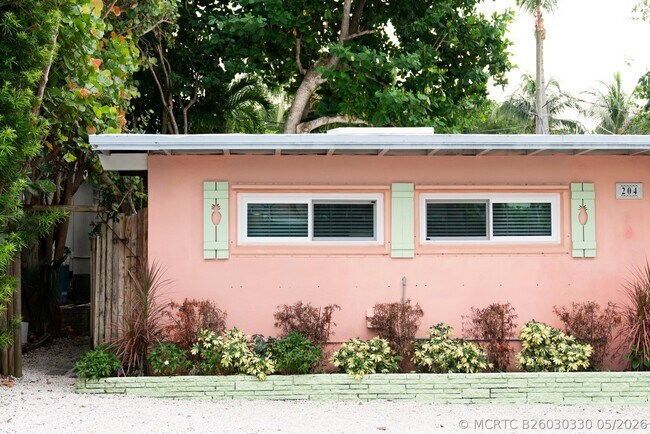 Building Photo - 204 Coral Rd
