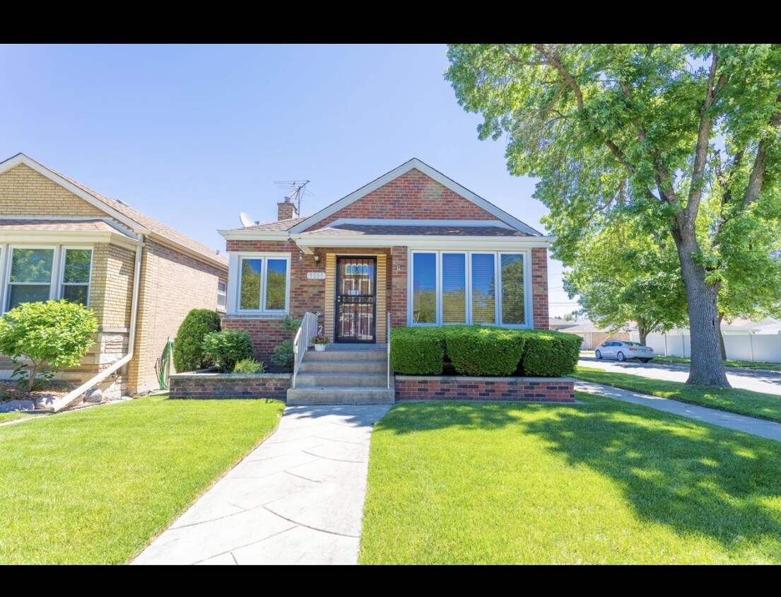 House - Front - 5059 S Leamington Ave