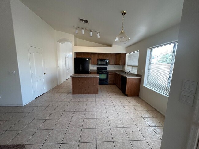 Foto del edificio - 3BR/2 bath Maricopa home on corner lot