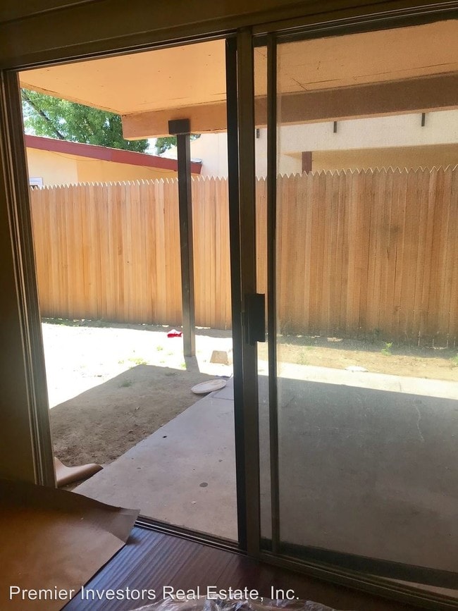 Building Photo - 839 N Vineyard Ave