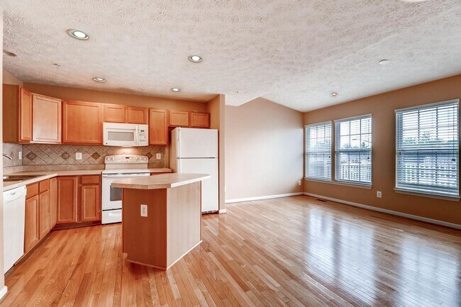 Building Photo - *Available Jan 1 2024!* Newer Townhome Loc...