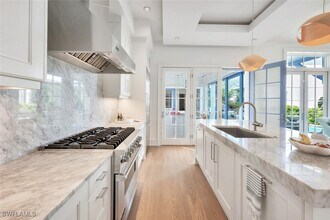 Building Photo - 982 9th Ave S