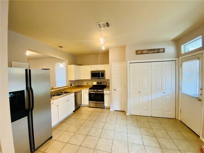 Building Photo - 341 Utterback