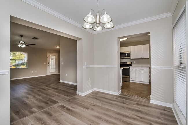 Foto del edificio - 10950 Kenmore Dr