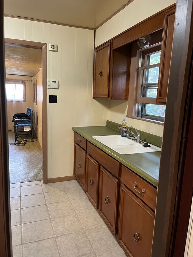 Foto del edificio - Clean 2 Bedroom home with hardwood flooring & large backyard