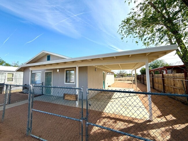 Building Photo - Beautifully Updated 3 Bedroom, 2 Bathroom ...
