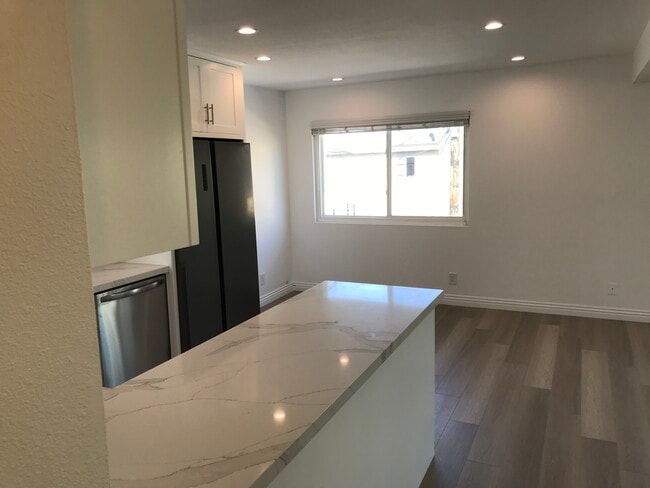 Building Photo - 400 18th Pl