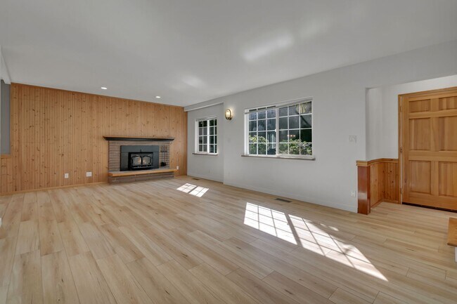 Foto del edificio - Updated Renton Retreat with Bonus Room, Fe...