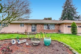 Building Photo - 1862 SE Oak Crest Dr