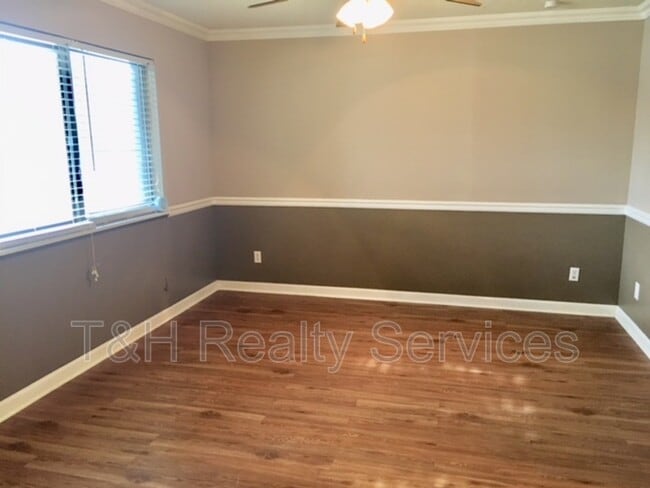 Building Photo - 1090 Greenwood Park West Dr