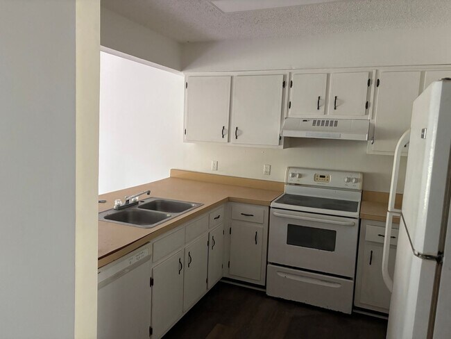 Foto del edificio - 3 bed 2 bath spacious townhome in ideal area