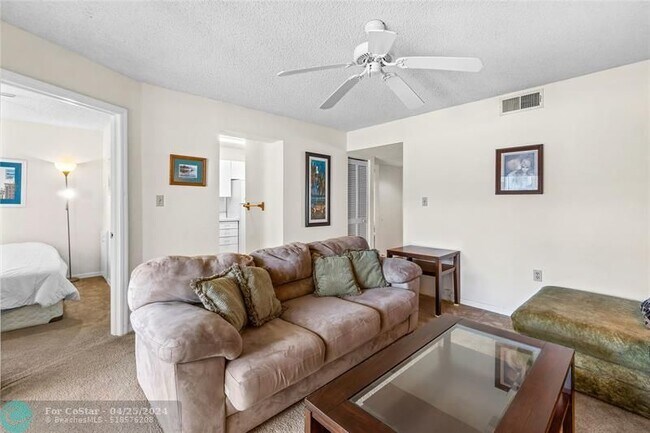 Building Photo - 18105 Glenmoor Dr