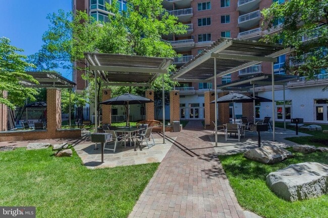 Photo - This contemporary, sun-drenched condo is perfect for you!