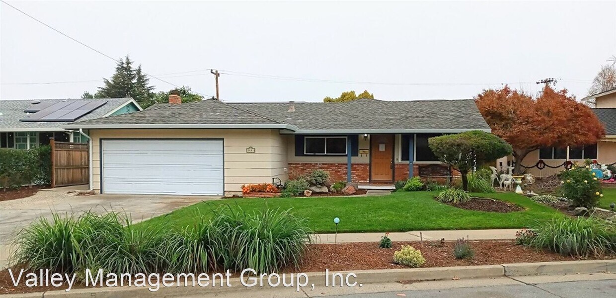 Primary Photo - 4 br, 2 bath House - 2481 Whitethorne Dr