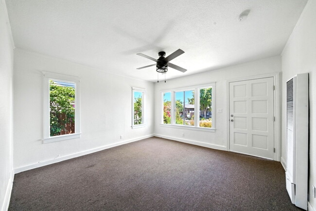 Building Photo - 3305 W 27th St