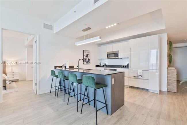 Building Photo - 1010 Brickell Ave