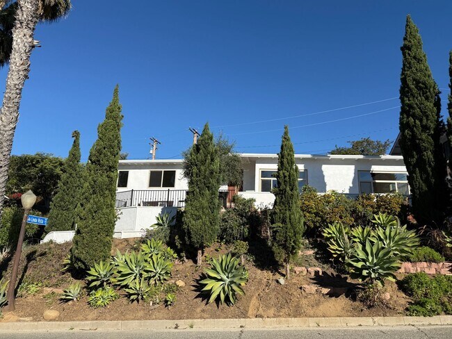 Foto del edificio - Ventura Hillside Beauty with 3 bedrooms, a...