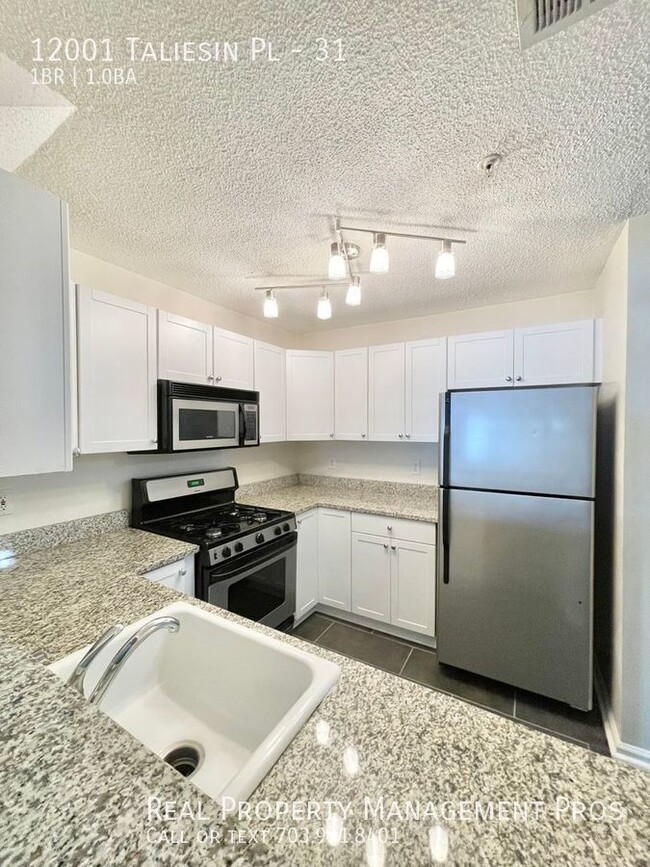 Building Photo - Beautifully Updated Penthouse Unit Across ...