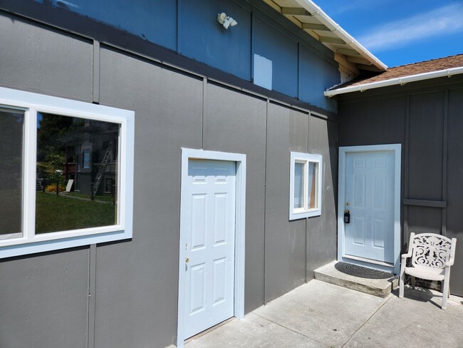 Building Photo - 3-bedroom home features fresh paint and a ...