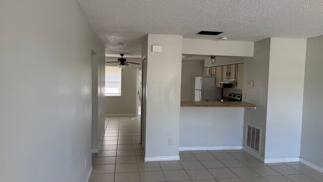 Foto del edificio - Two bedroom one bathroom, one car garage