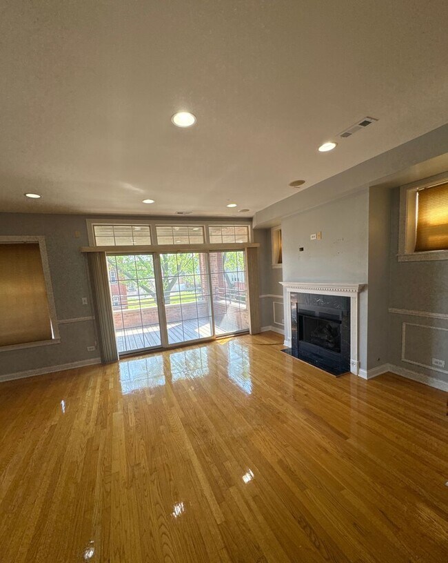 Foto del edificio - Beautiful 3 bedroom 2 bathroom condo In Near Presidential Library