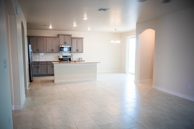 Building Photo - 3007 San Jenaro Dr