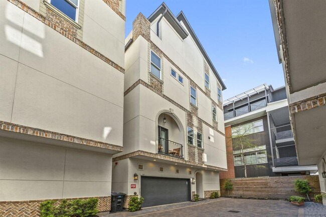 Building Photo - 708 Delano St