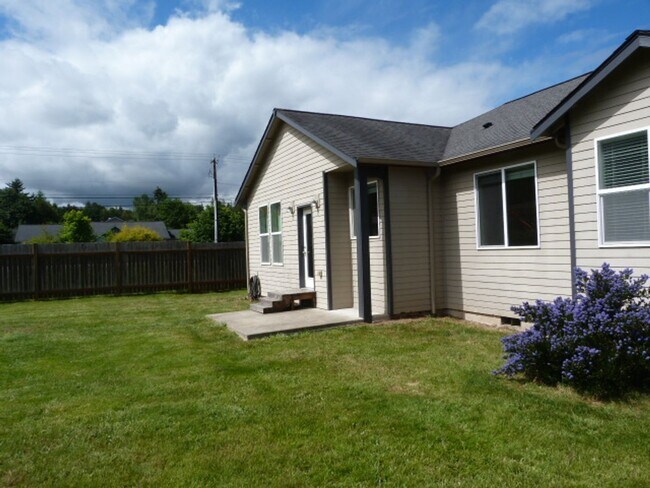Foto del edificio - APPLICATION PENDING - Must See Westside Home.