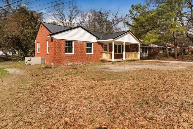 Building Photo - *RENOVATED & MOVE-IN READY* 3 BR, 2 BA in ...