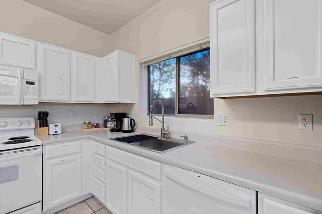 Building Photo - 9460 N Crestone Dr