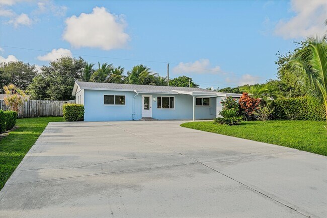 Building Photo - 2402 E Edgewater Dr