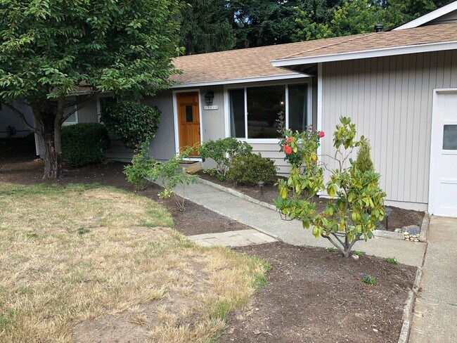 Foto del edificio - Stylish Kirkland Rambler with Fenced Yard ...