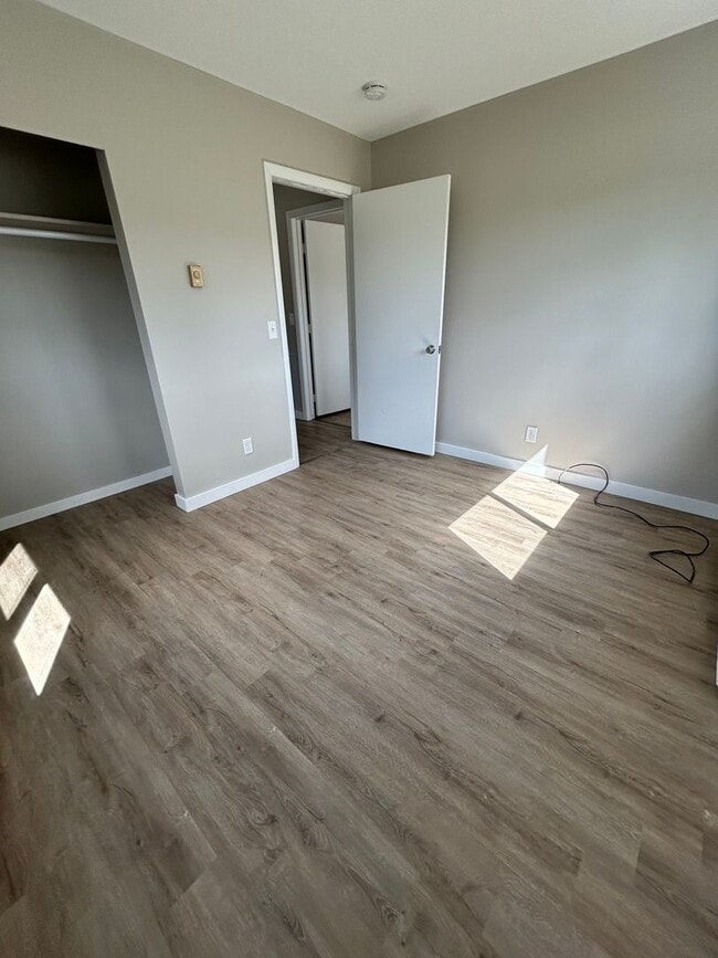 Building Photo - Recently Renovated 2 Bedroom Apartment