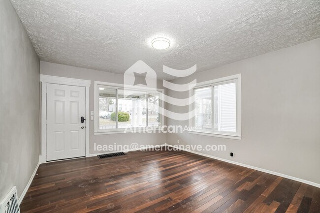 Foto del edificio - 1214 E Corrington Ave