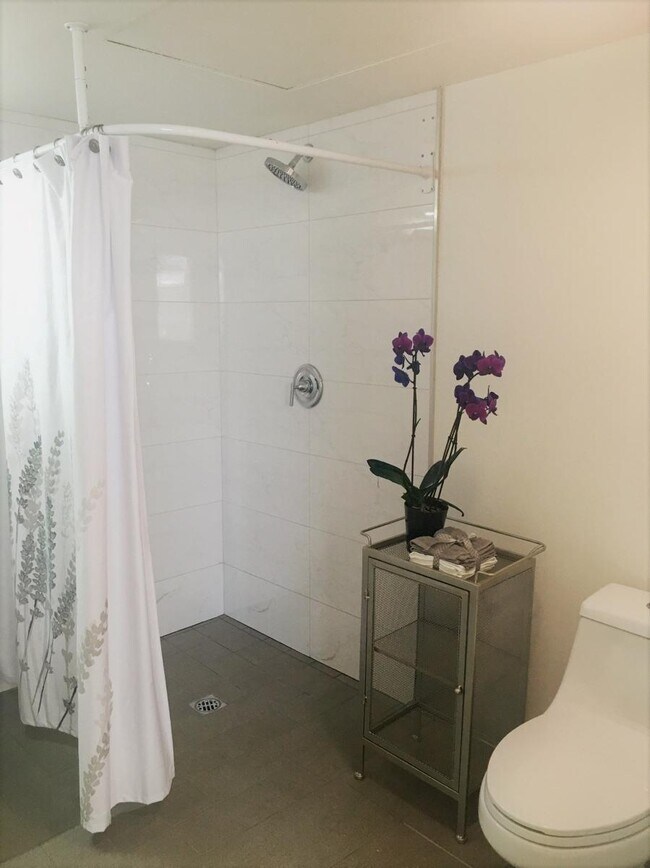 Bathroom - 1183 Crenshaw Blvd
