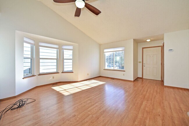 Foto del edificio - Updated 3bed 3bath home in D20 Schools!