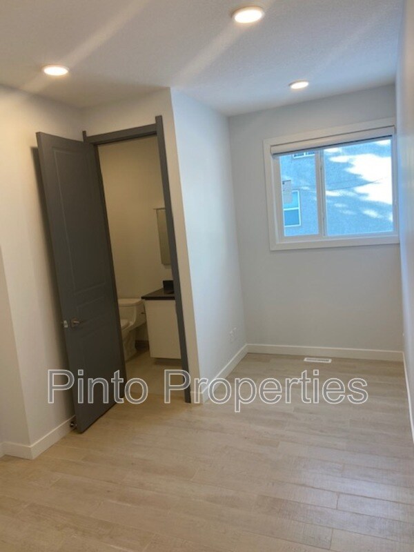 Photo du bâtiment - 10749-10786 86 Ave NW