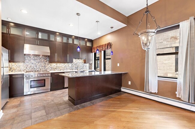 Building Photo - Spacious 2 Bedroom with Roof Deck!